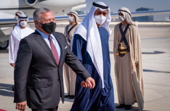 بن زايد في مقدمة مستقبلي الملك