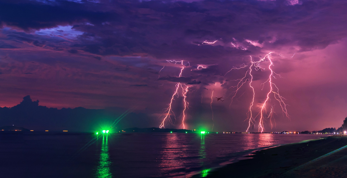 90 % من البرق يضرب الأرض