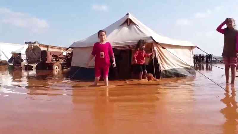 البنيان في إدلب.. خيام هشّة وخدمات