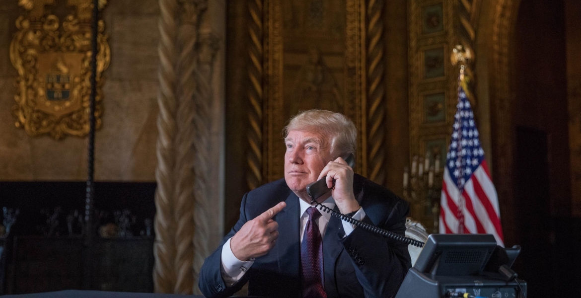 يقضون ساعات وهم يلصقونها موظفون بالبيت