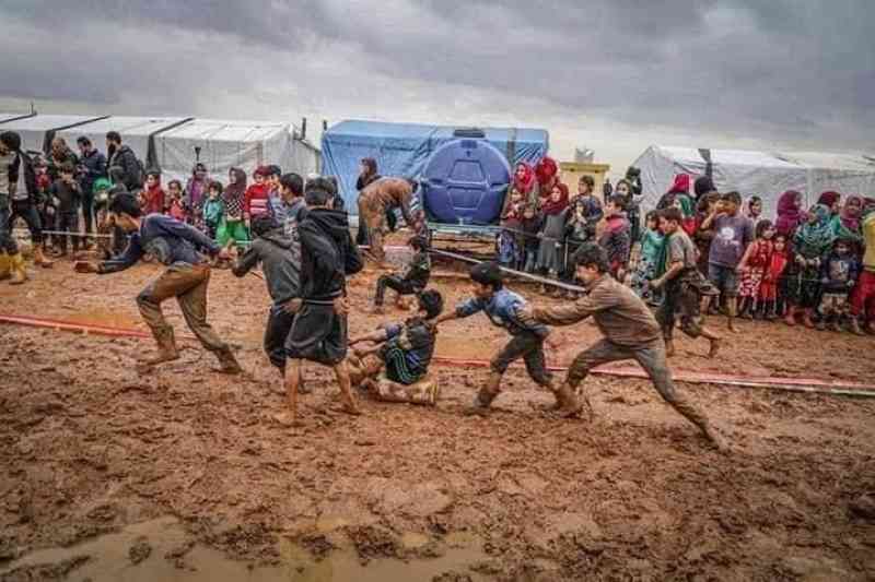 لعبة الطين.. حيلة لاجئين سوريين للفت