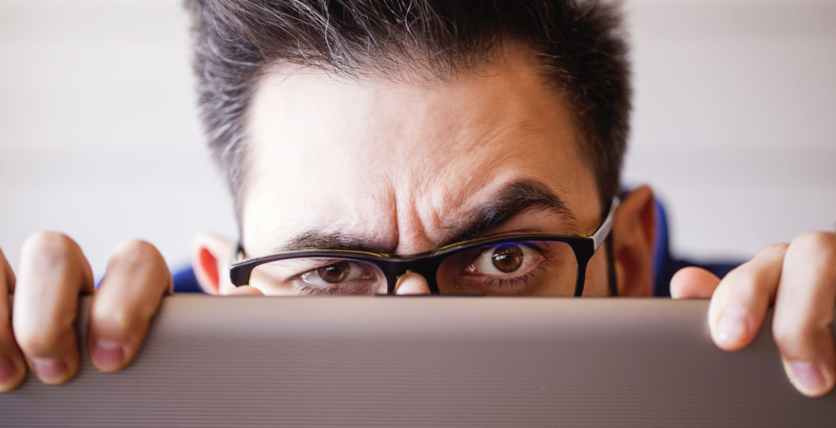 كيف تعرف من يتتبّعك على شبكة