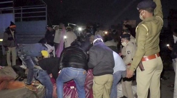 شاحنة تدهس 15 عاملا أثناء نومهم