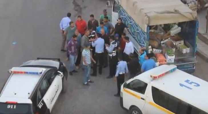 الكرك.. مواطن يكسر هاتفه احتجاجا على