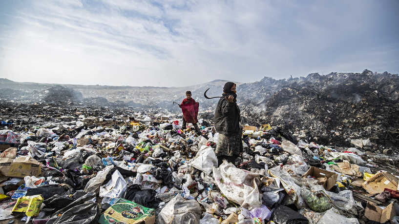 بين أكوام النفايات.. سوريون يبحثون عن