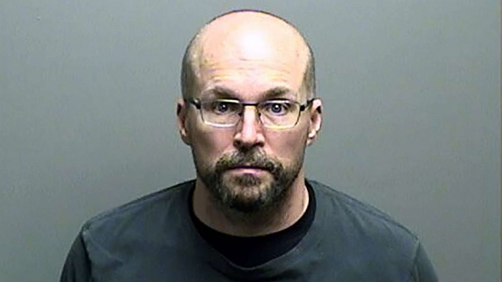 صيدلي أمريكي يدمر أكثر من 500