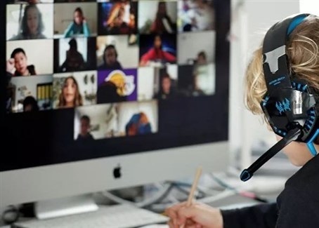 طلاب إيطاليون يحتجون على التعلم عن