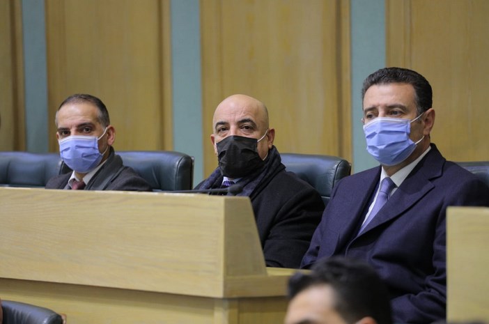 النواب يلتزمون بارتداء الكمامة (صور)