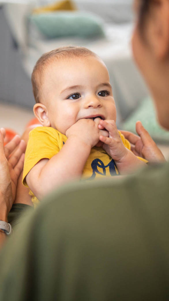 طرق لتهدئة بكاء الأطفال بعيدا عن