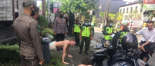 تمارين الضغط عقوبة سياح يتجولون بلا