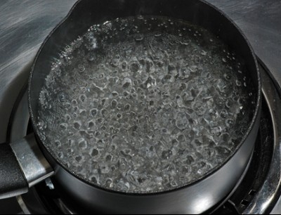 أيقظته من النوم .. فصب عليها