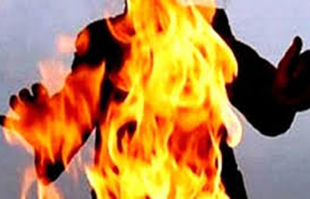 خمسينية تشعل النار في نفسها بالزرقاء