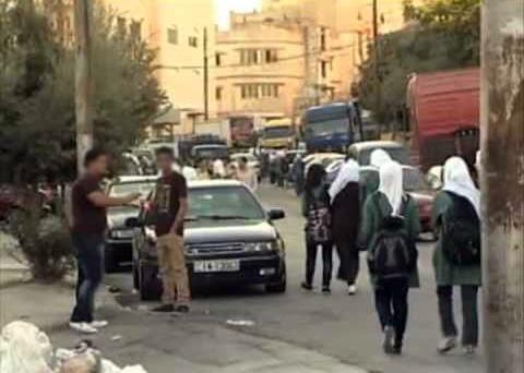 ’المتسكعون‘ ينتشرون أمام مدارس الإناث في