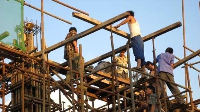 وفاة عامل اثر سقوطه من الطابق