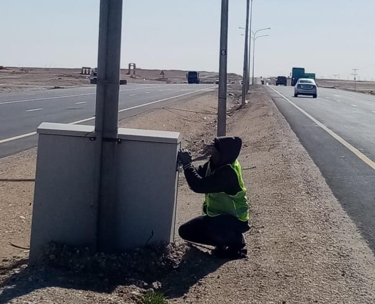 الأشغال تنفذ أعمال صيانة للوحات وحدات