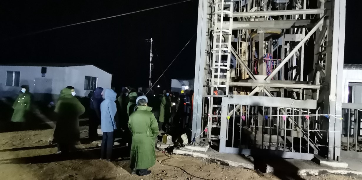 الصين… انتشال عامل من تحت الا