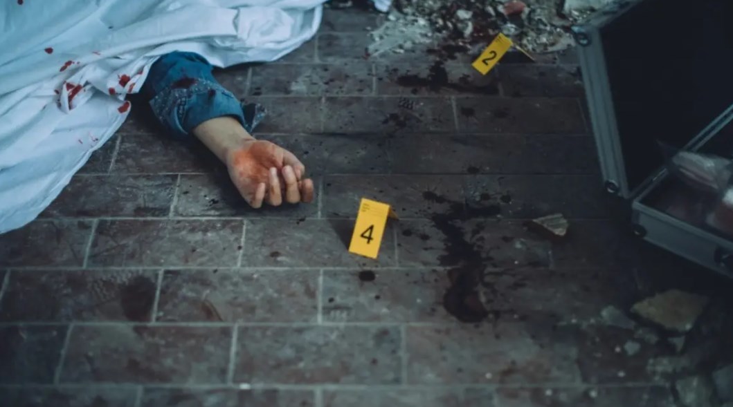 ألقى بها من الدور السابع.. إحالة