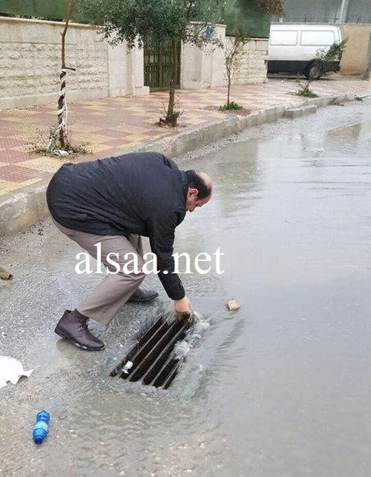 عدسة مدار الساعة تصيد رئيس اللجنة