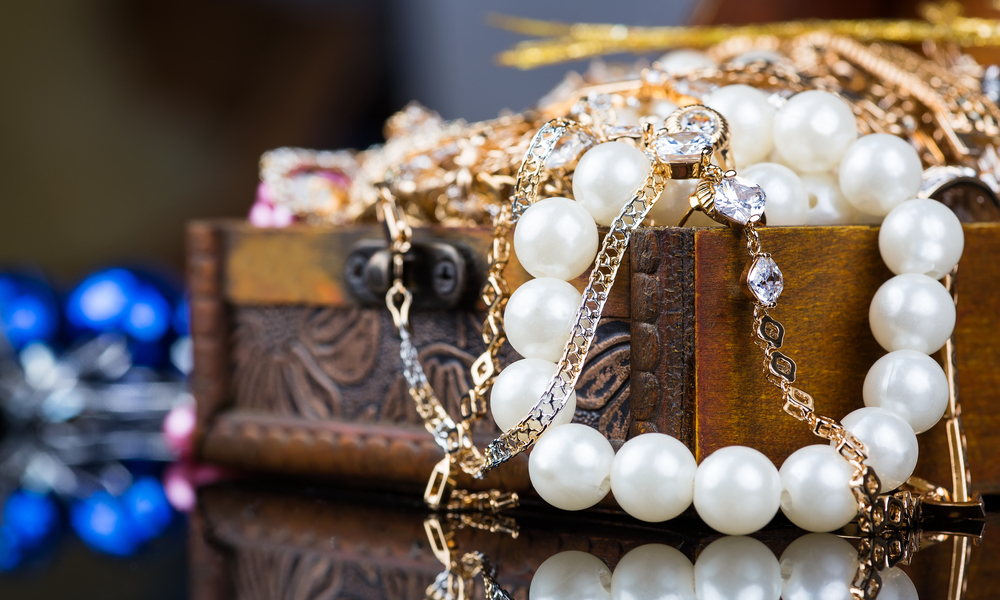 5 حيل سهلة لتنظيف المجوهرات واستعادة