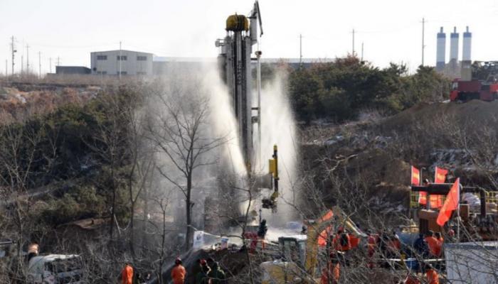 إنقاذ عامل صيني ظل محاصرا تحت