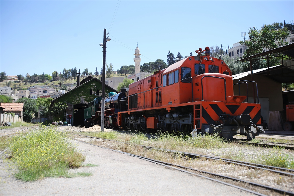 قطاران لنقل المسافرين من وإلى المطار