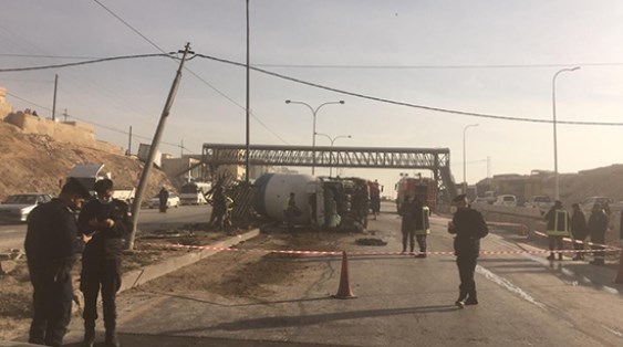 تحويلات على اوتوستراد الزرقاء بعد انقلاب