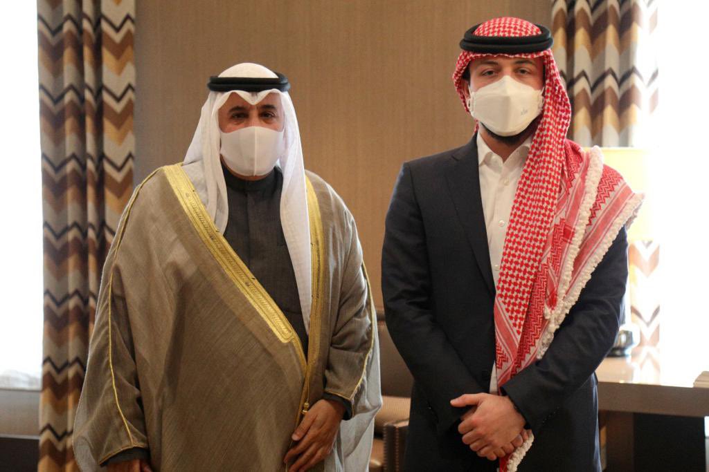 ولي العهد يلتقي السفير الكويتي (صور)