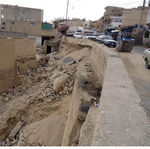 انهيار جدار يودي بحياة طفل في