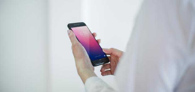 فني تصليح هواتف يسرق كلمة سر