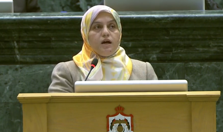 النائب المومني تحذر من الفراغ والتكنولوجيا