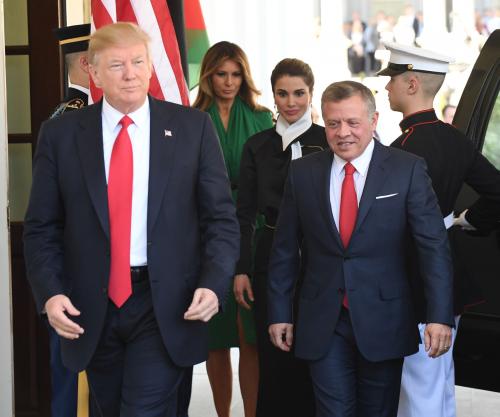 الملك يبحث مع ترامب ما تشهده