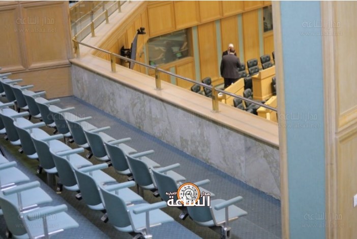 إزالة القواطع الخشبية من شرفات مجلس