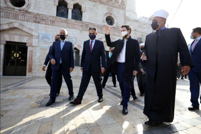 ولي العهد يطلع على مشروع إعادة