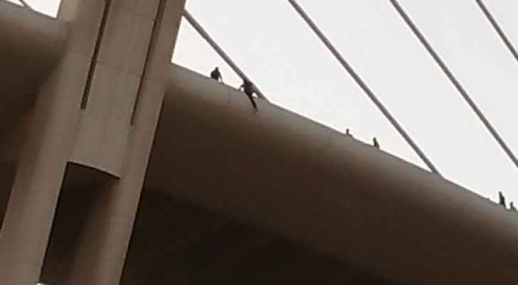 بالفيديو.. سائق تكسي يهدد بالانتحار من