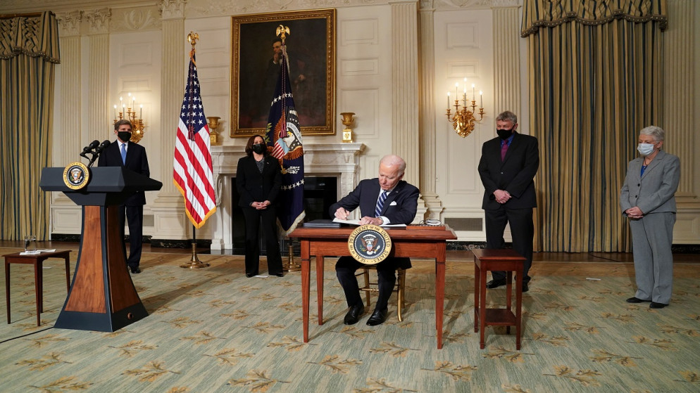 بايدن يلغي أوامر أصدرها ترامب بجرة