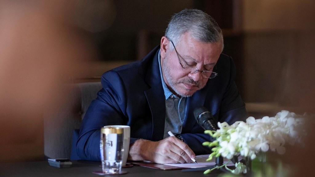 الملك يتلقى برقيات تهنئة بمناسبة عيد