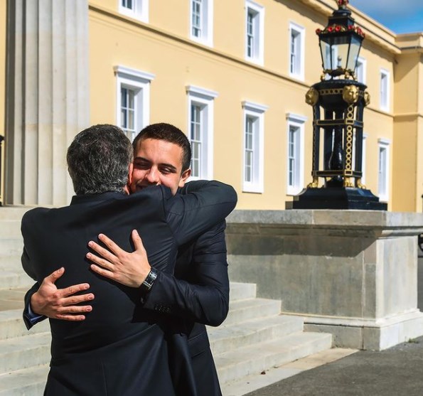 كيف هنأ ولي العهد الأمير الحسين