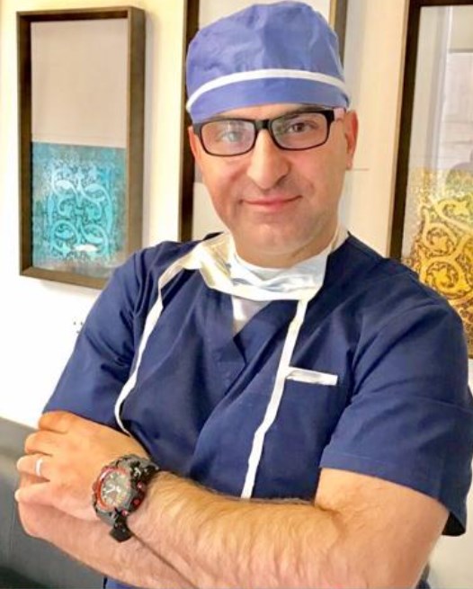 ‏‎البروفيسور المعايطه يتطوع لعلاج طفلين مشوهين