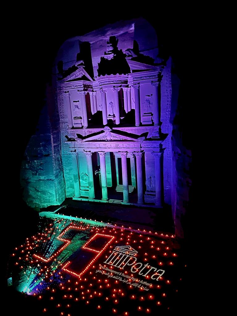 البترا تضيء معلم الخزنة إحتفاء بعيد