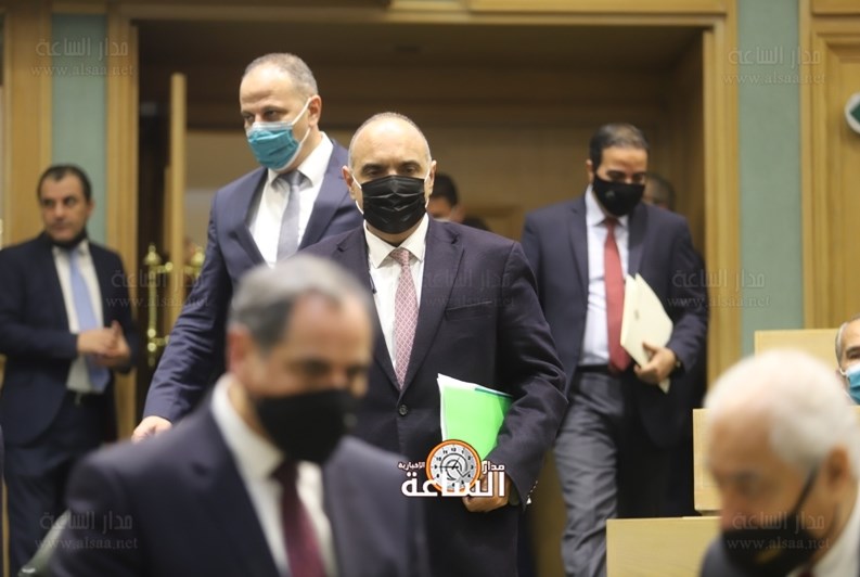 الخصاونة: الحكومة لم تصغر أكتافها لأحد