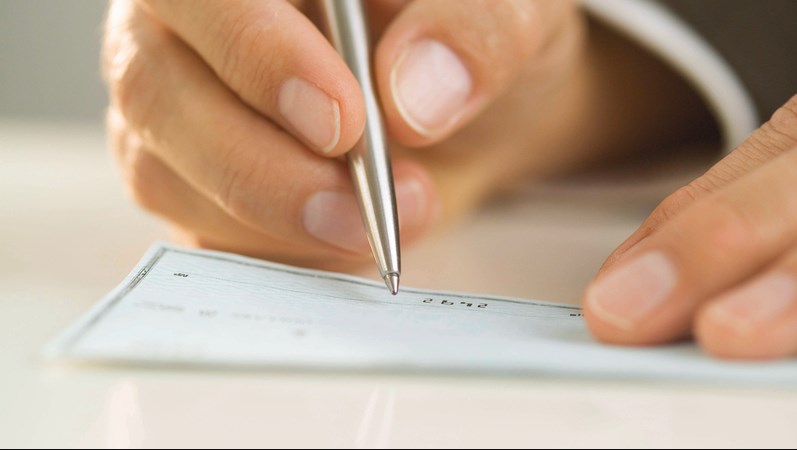 وزارة العمل تضبط مئات الشيكات المكتبية