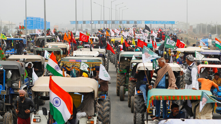 لمنع المزارعين المحتجين.. الشرطة الهندية تحفر