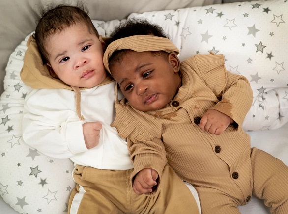 طفلتان توأم تولدان بلوني بشرة مختلفين