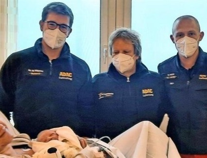 أم تضع رضيعها على متن مروحية