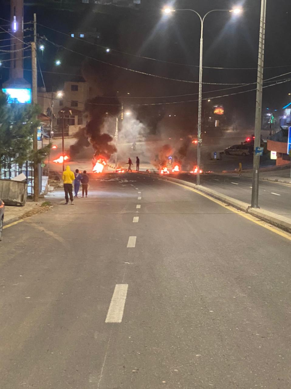مجهولون يغلقون الطريق العام بالإطارات المشتعلة