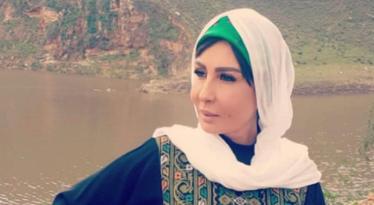 الفنانة الأردنية نجلاء سحويل تنعى والدتها