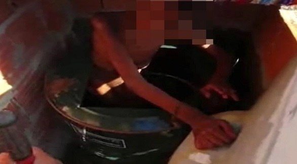 طفل يقيّد بالسلاسل لعام كامل داخل