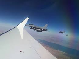 مقاتلات حربية مصرية ترافق طائرة الملك