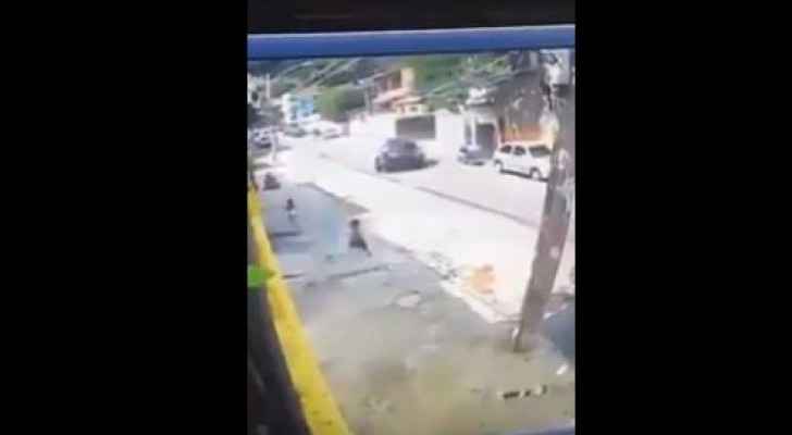 فيديو يحبس الأنفاس.. طفلان ينجوان من