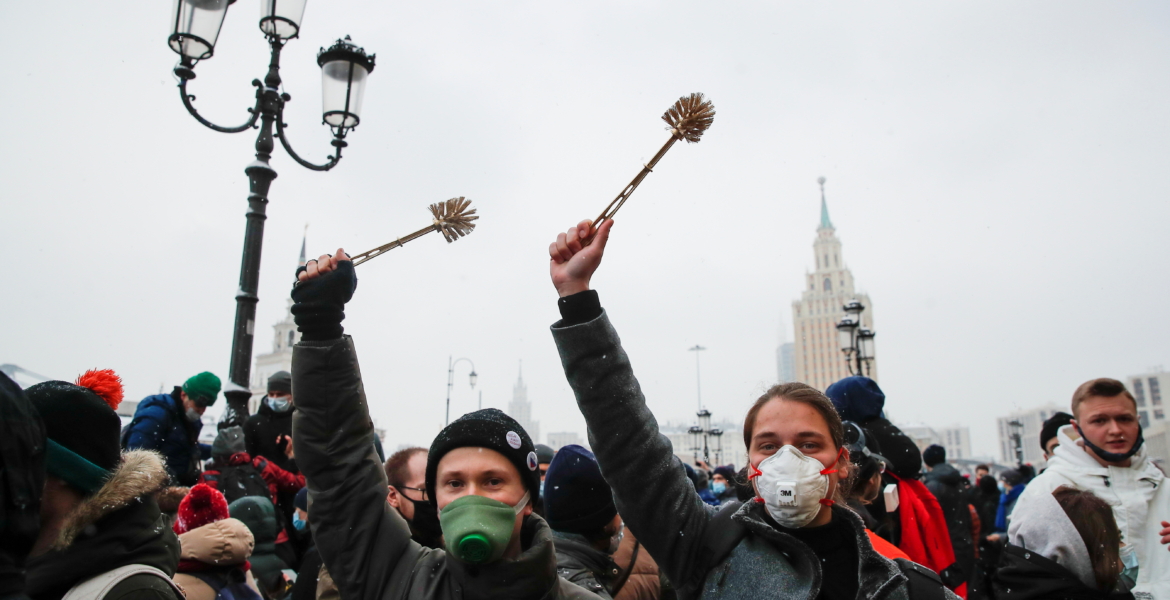 فرشاة الحمام رمز للاحتجاجات في روسيا..